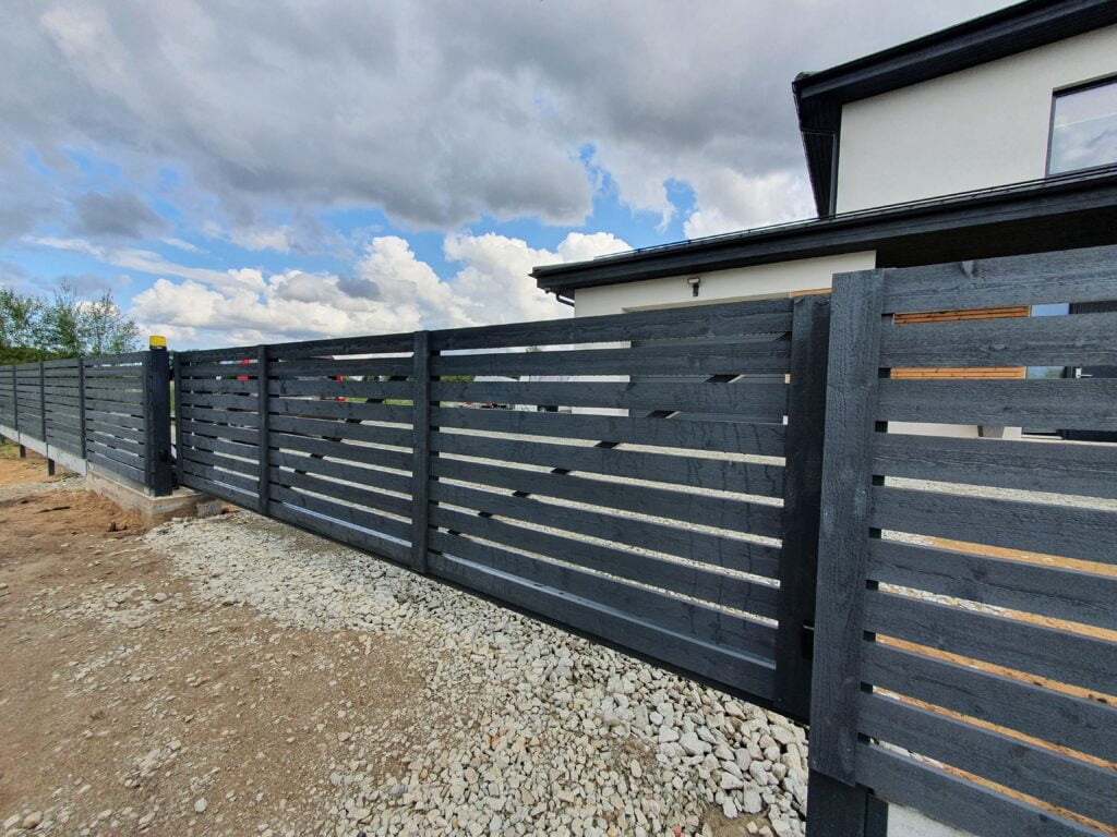 Halli värvi horisontaalse laudisega liugvärav vilkuriga