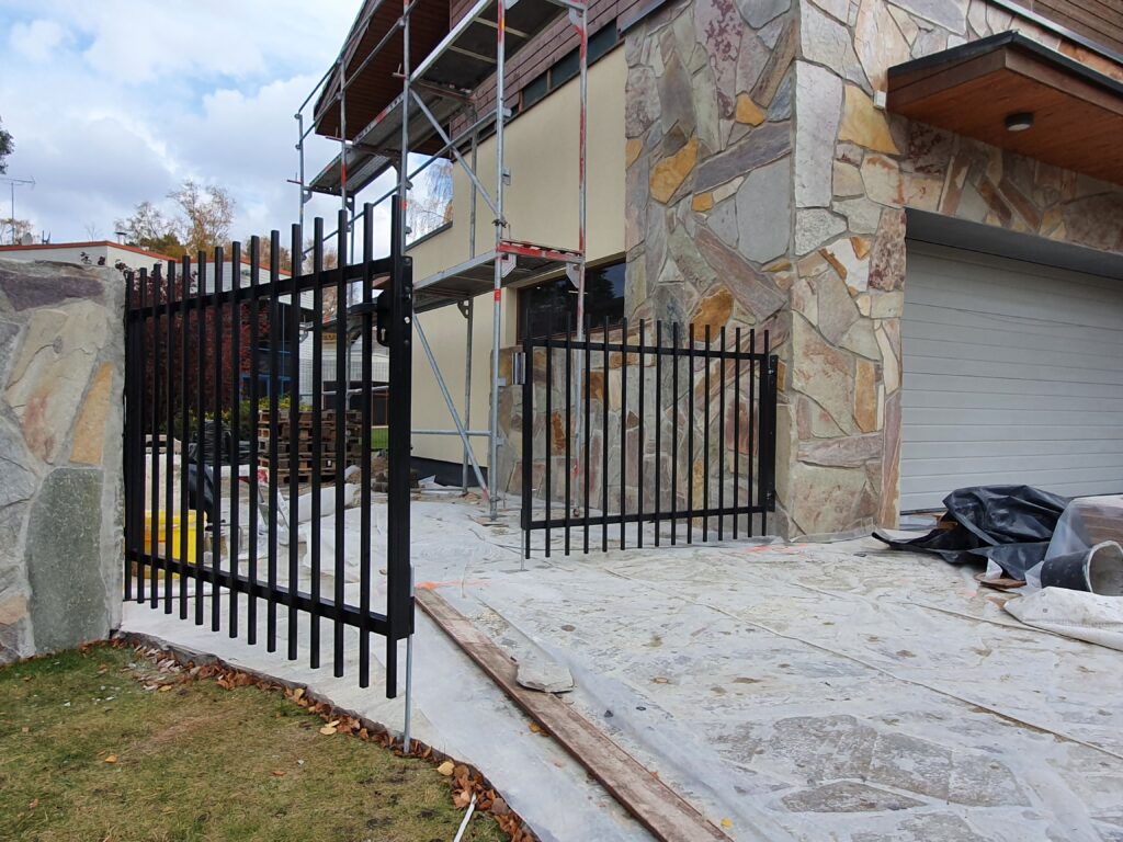 Musta värvi metallist tiibvärav