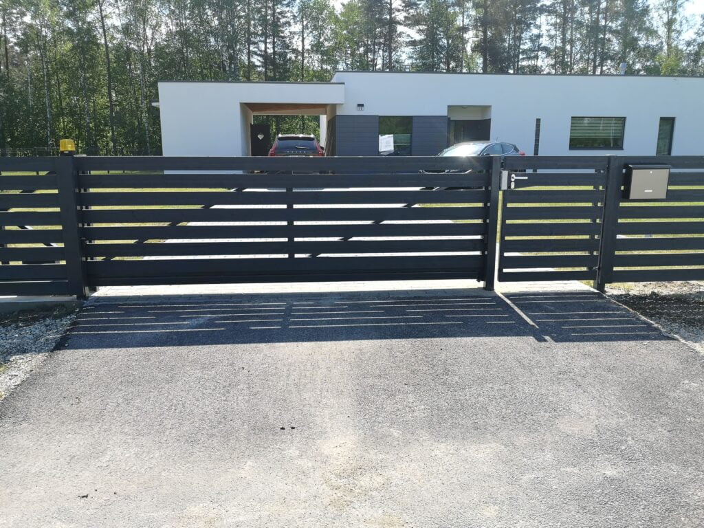 Halli värvi horisontaalse laudisega liugvärav koos jalgvärava ja vilkuriga