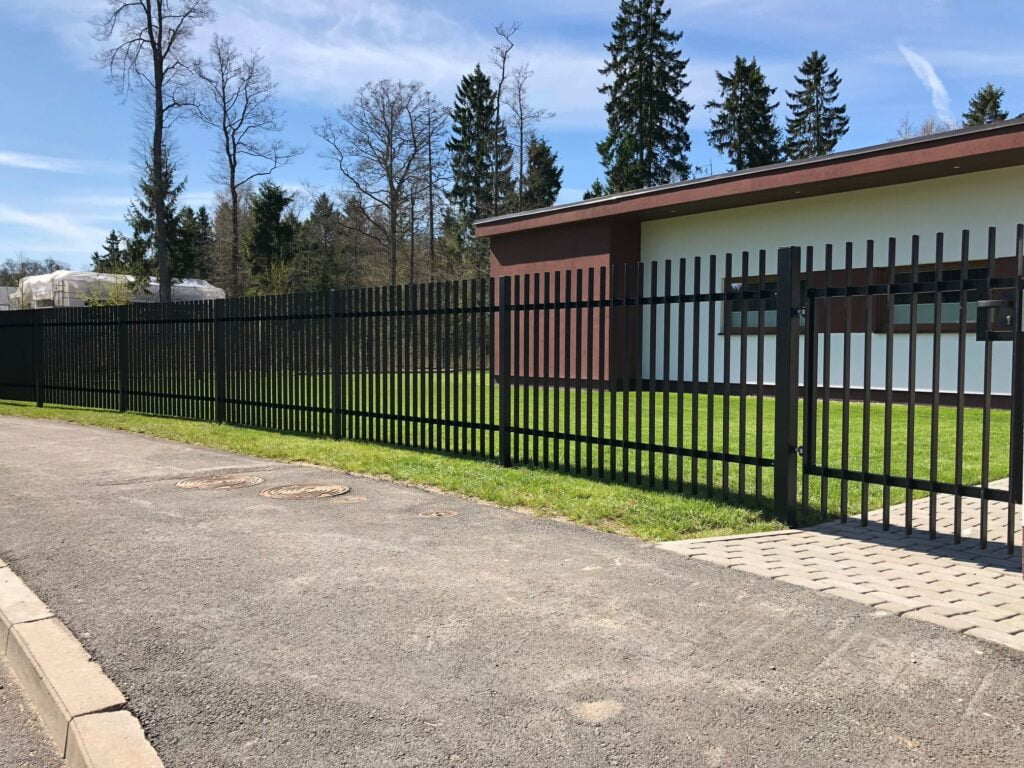 Musta värvi metallaed