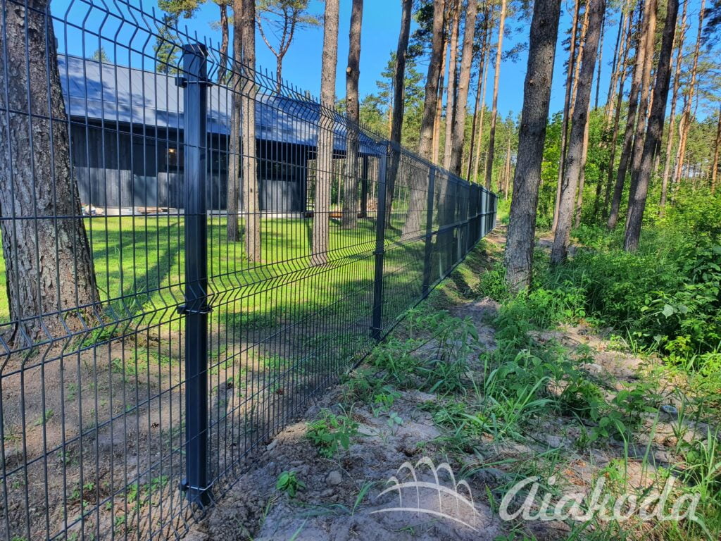 Musta värvi paneelaed2