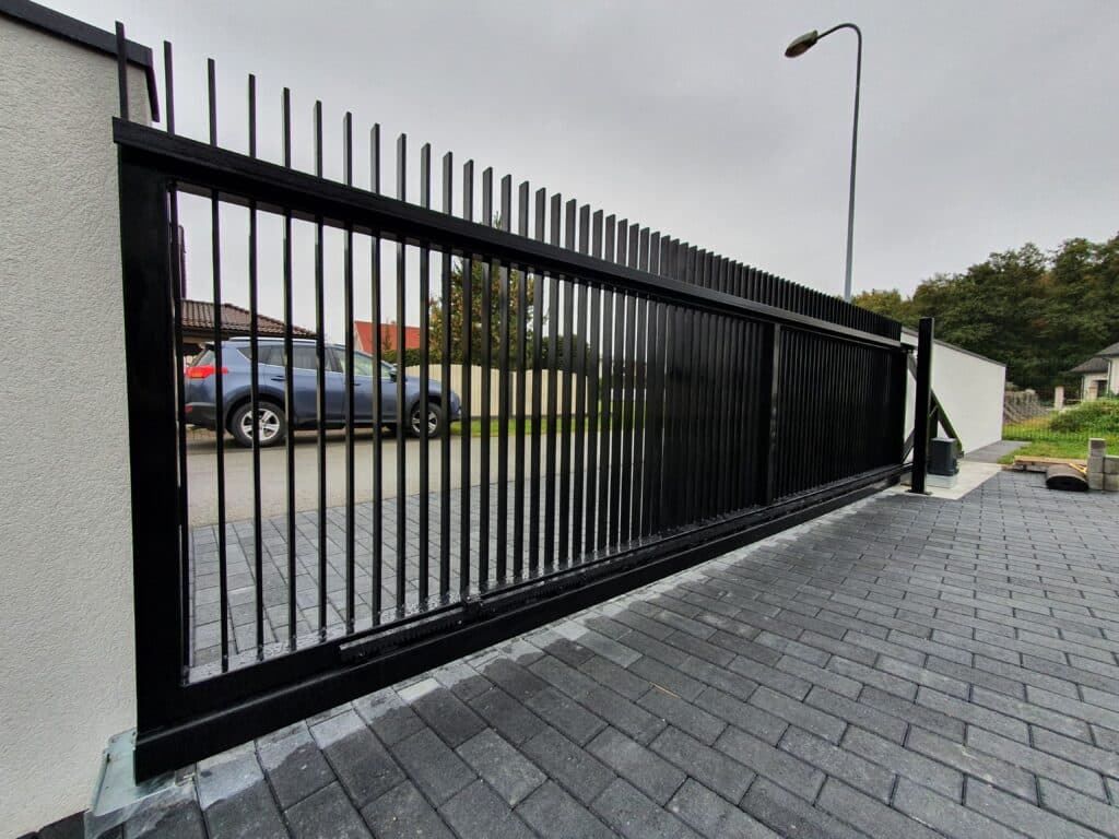 Must vertikaalsete taladega liugvärav