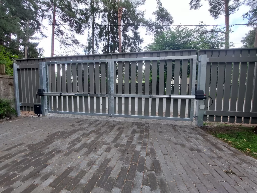 Metallraamil Sommer tiibvärava automaatikaga vertikaalne puitvärav2