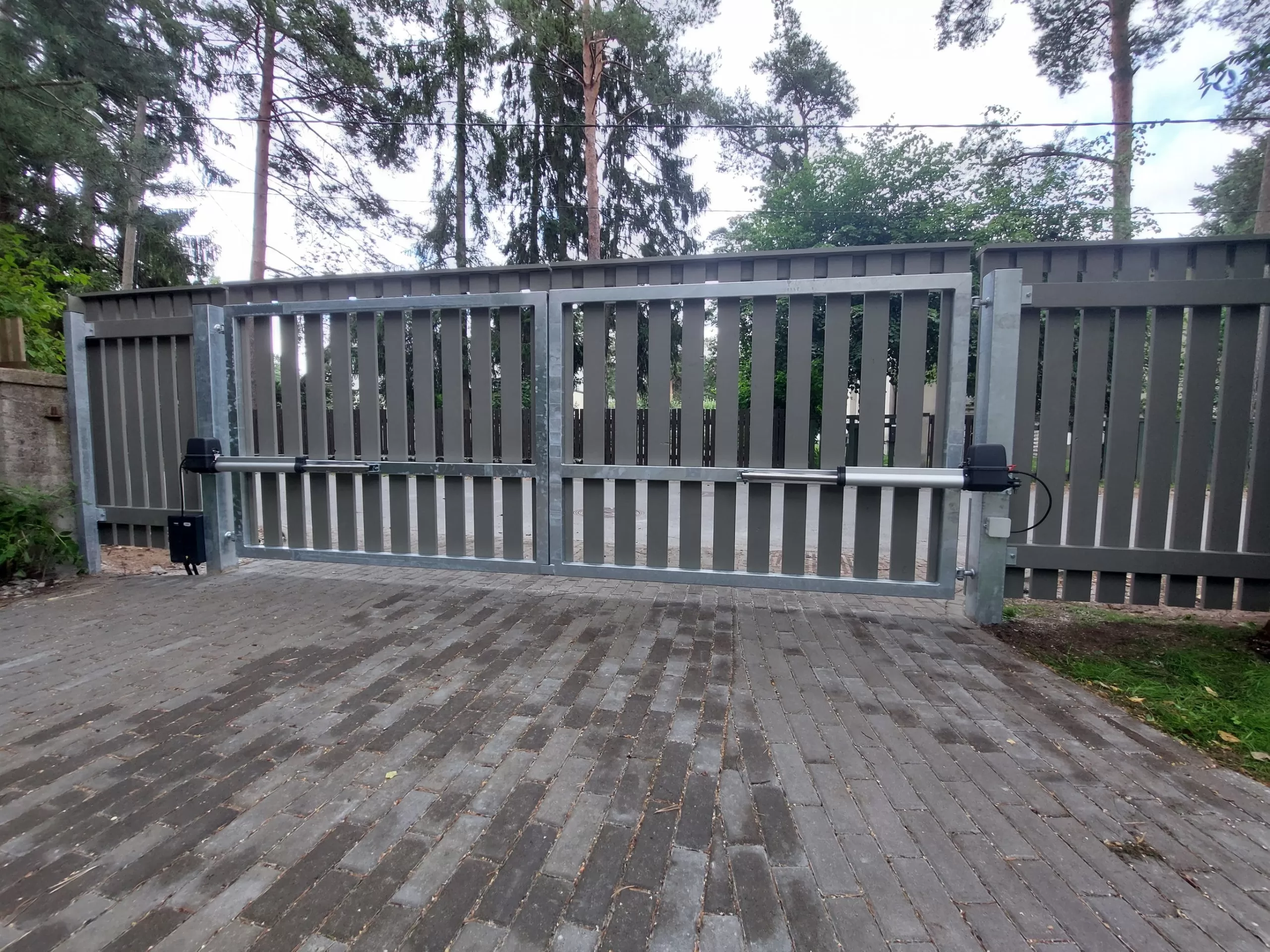 Metallraamil Sommer tiibvärava automaatikaga vertikaalne puitvärav2